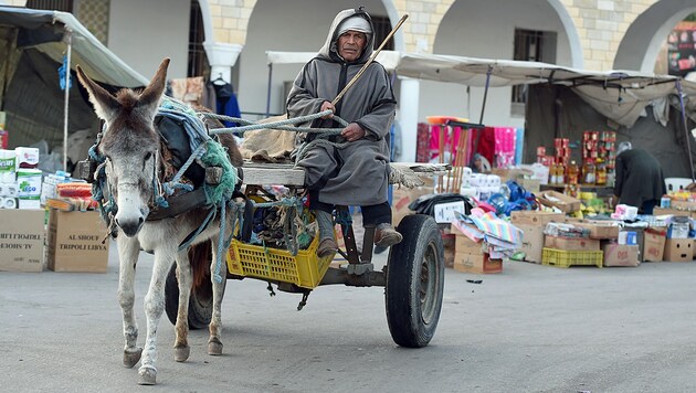 Ein tunesischer Händler unweit der Grenze zu Libyen (Bild: AFP)