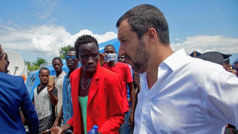 Innenminister Matteo Salvini zu Besuch in einem Zeltlager in Süditalien (Bild: EPA)