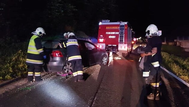 Auch in Feistritz im Rosental kollidierten am Freitagabend kurz nach der Ortschaft Hundsdorf zwei Pkw: Vier Verletzte. (Bild: FF Feistritz/Ros)
