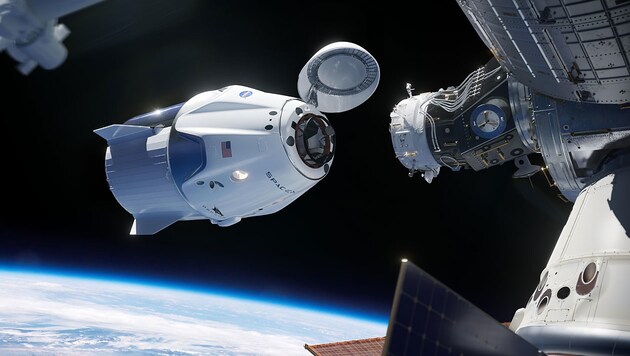 Illustration: Eine bemannte „Dragon“-Kapsel dockt an der Raumstation ISS an. (Bild: NASA/SpaceX)