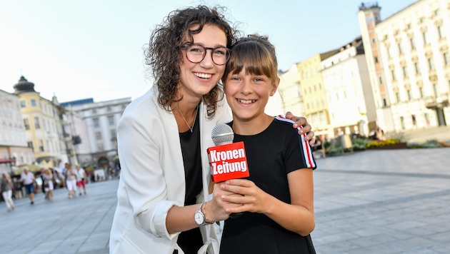 Paula Mayrhuber (l.) und Annika Wolkerstorfer dürfen beim Linzer „Krone“-Fest 2018 auf der YoutTube-Bühne moderieren. (Bild: © Harald Dostal / 2018)
