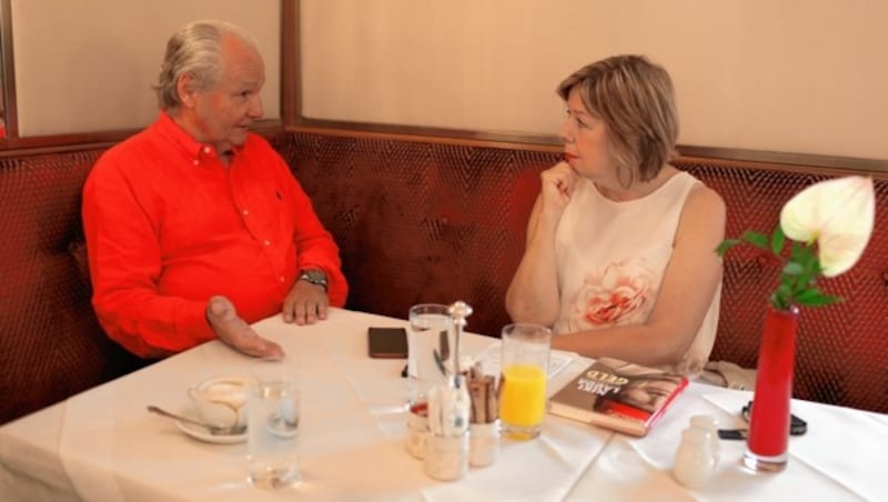 Niki Laudas Bruder Florian im Gespäch mit Conny Bischofberger im Café Imperial (Bild: Gerhard Bartel)