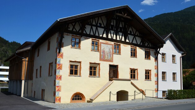 Das Schlosser- und das Gasserhaus (re.) in Zams nach der Renovierung (Bild: Kröpfl)