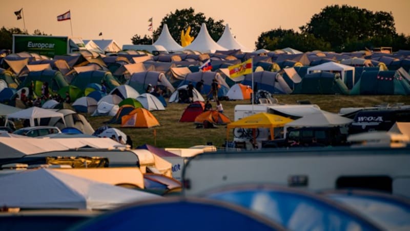 Festivalbesucher stellen auf dem Campinggelände ihre Zelte und Wohnwagen auf. (Bild: APA/dpa/Axel Heimken)