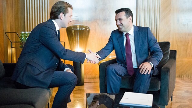 Bundeskanzler Sebastian Kurz unterstützte seinen mazedonischen Amtskollegen Zoran Zaev bei der Volksabstimmung über den neuen Namen seines Landes. (Bild: APA/GEORG HOCHMUTH)