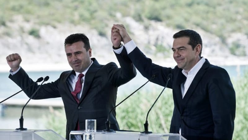 Dieser triumphalen Geste Zoran Zaevs (li.) und seines griechischen Amtskollegen Alexis Tsipras können konservative Parteien auf beiden Seiten der Grenze wenig abgewinnen. (Bild: APA/AFP/SAKIS MITROLIDIS)