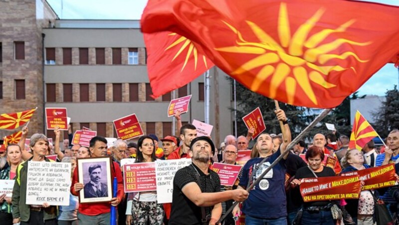 Proteste vor dem mazedonischen Parlament in Skopje (Bild: APA/AFP/ROBERT ATANASOVSKI)