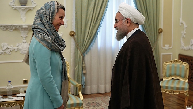 EU-Außenbeauftragte Federica Mogherini während eines Treffens mit dem iranischen Präsidenten Hassan Rouhani im Oktober 2016 (Bild: AFP)