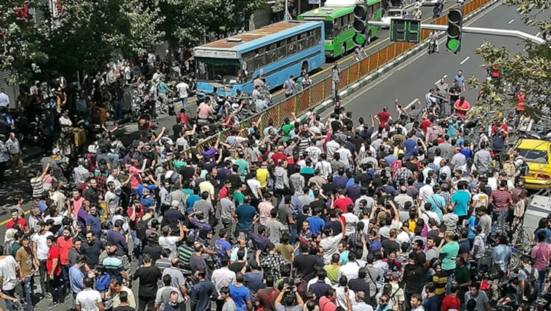 Seit Wochen kommt es in Teheran und anderen Großstädten des Landes zu Protesten. (Bild: APA/AFP/ATTA KENARE)