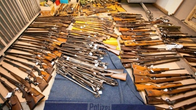 Das Waffen-Arsenal des Flachgauers (Bild: Polizei SBG)