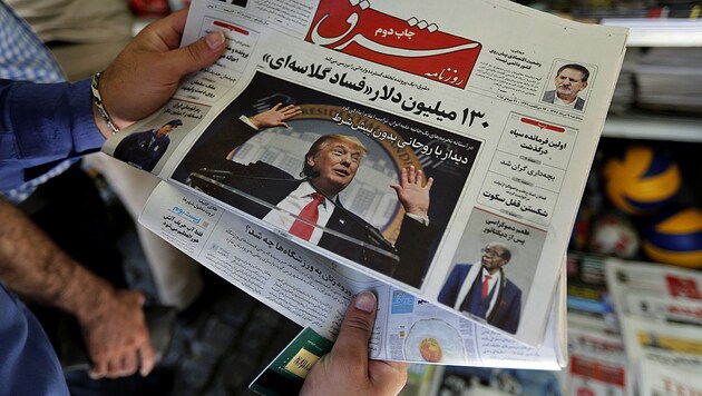 Die US-Sanktionen gegen den Iran bestimmen derzeit auch die Schlagzeilen des Landes. (Bild: APA/AFP/ATTA KENARE)