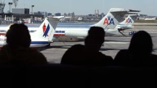 Schlechte Nachrichten für Passagiere, die zu Weihnachten nach Hause wollten: Die größte Flugzeugflotte der Welt ist lahmgelegt. (Bild: AFP/Getty Images North America (Symbolbild))