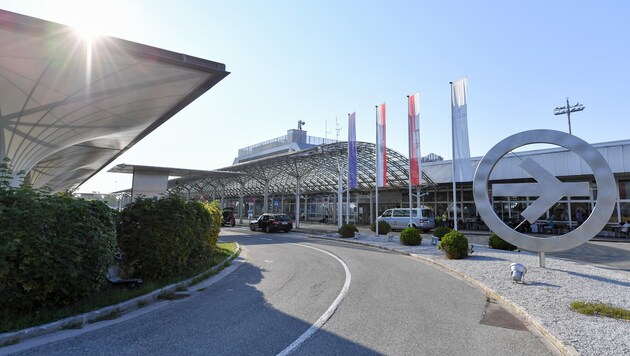 Die Fassade des Flughafengebäudes wird ab Winter neu gestaltet. (Bild: Harald Dostal)