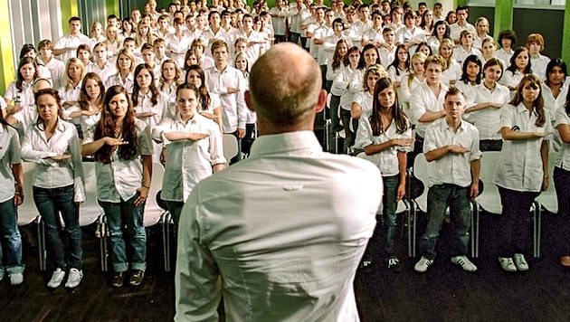 Eine Szene aus dem Film „Die Welle“ (Bild: Constantin Filmverleih, krone.at-Grafik)