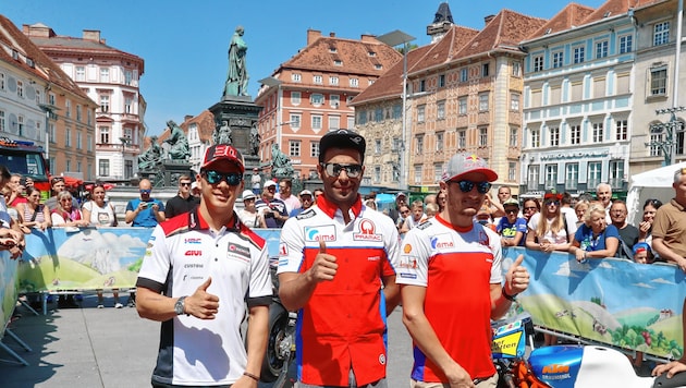 Die MotoGP-Piloten Nakagami, Petrucci und Miller (v. li.) rührten am Grazer Hauptplatz die Werbetrommel. (Bild: sepp pail)