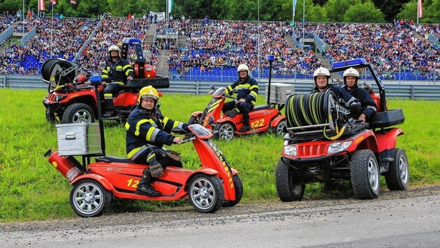 Die Feuerwehrleute sind mit Löschquads am Ring unterwegs (Bild: Thomas Zeiler)