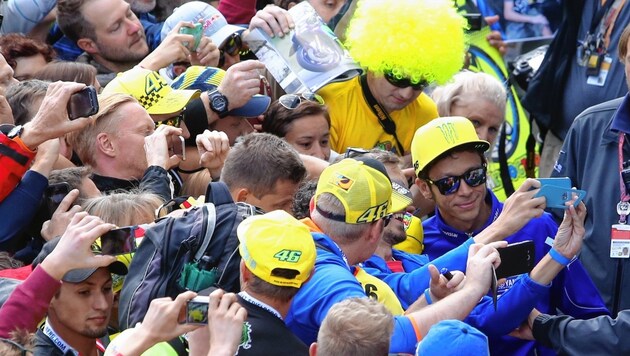 Auch wenn er derzeit nicht die Weltmeisterschaft anführt: Der Italiener Valentino Rossi wird wie im Vorjahr der Liebling der Fans sein. (Bild: Sepp Pail)
