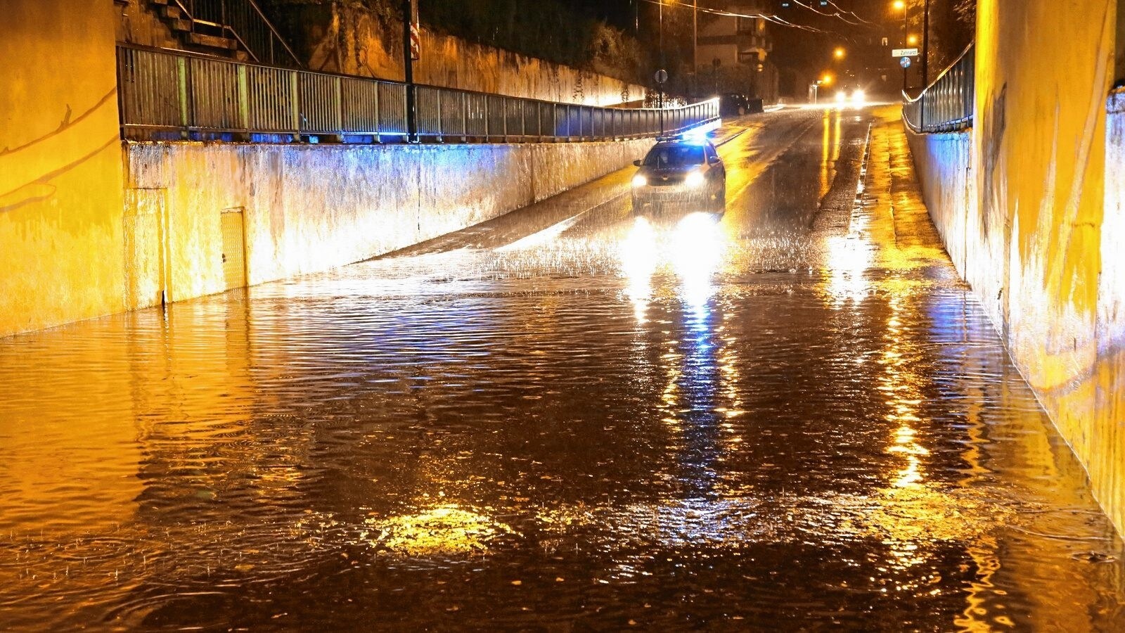 Muren & Stromausfälle - Unwetter über Salzburg: Feuerwehrleute Im ...