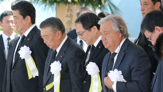 Antonio Guterres (re.) und Japans Premierminister Shinzo Abe (li.) (Bild: AFP)