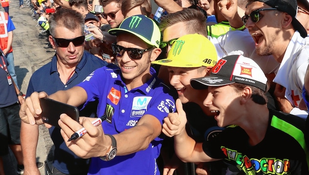 Valentino Rossi ist für Selfies heiß begehrt. (Bild: Sepp Pail)