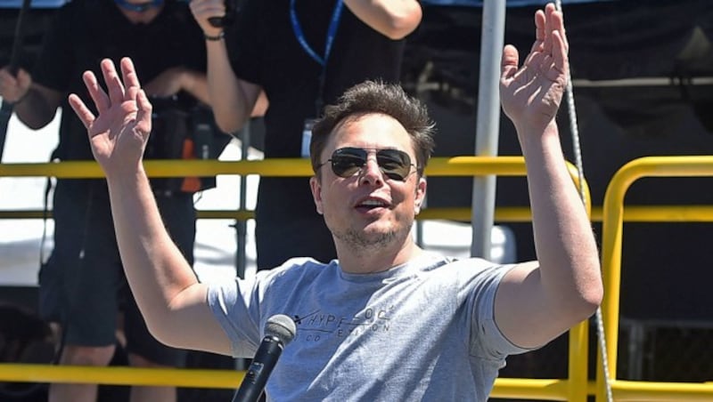 Elon Musk hat mit seinem Privatisierungstweet für viel Wirbel gesorgt. Am Ende könnte er sich sogar mit Anlegerklagen konfrontiert sehen. (Bild: APA/AFP/Robyn Beck)