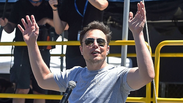 Elon Musk hat mit seinem Privatisierungstweet für viel Wirbel gesorgt. Am Ende könnte er sich sogar mit Anlegerklagen konfrontiert sehen. (Bild: APA/AFP/Robyn Beck)