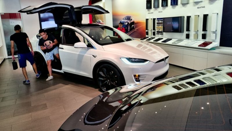 Kunden begutachten den Tesla X in einem Ausstellungsraum in Santa Monica, Kalifornien. (Bild: AP)