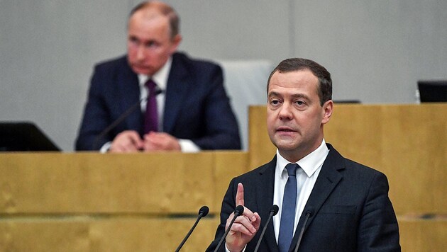 Ministerpräsident Dmitri Medwedew spricht noch im Konjunktiv, die Sanktionen gegen sein Land müssen erst durch den US-Kongress bewilligt werden. (Bild: APA/AFP/YURI KADOBNOV)