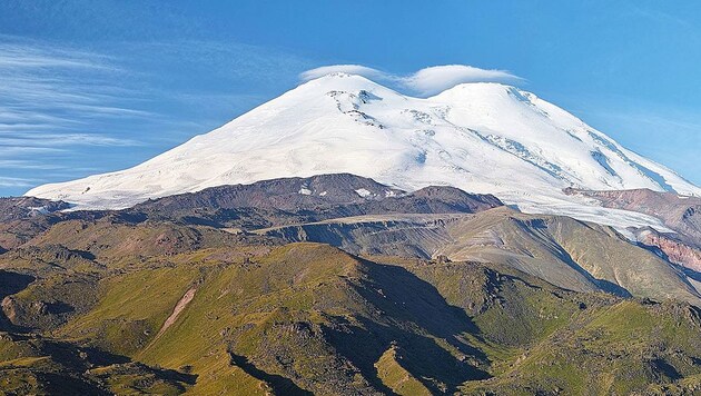 Der Doppelgipfel des Elbrus (Bild: Wikipedia/Lev Kalmykov (CC BY-SA 4.0))