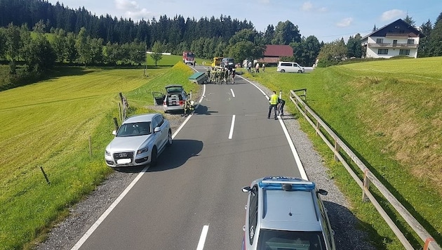 Rotes Kreuz und Polizei waren nach dem schweren Unfall voll gefordert. Auch die Freiwillige Feuerwehr Miesenbach rückte mit 20 Mann und drei Fahrzeugen an. (Bild: FF Miesenbach bei Birkfeld)