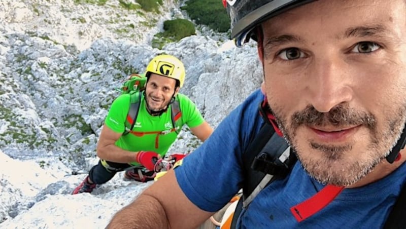 Bergselfie mit Leo Wirnsberger von den Arnoldsteiner Naturfreunden. (Bild: Wallner Hannes/Kronenzeitung)