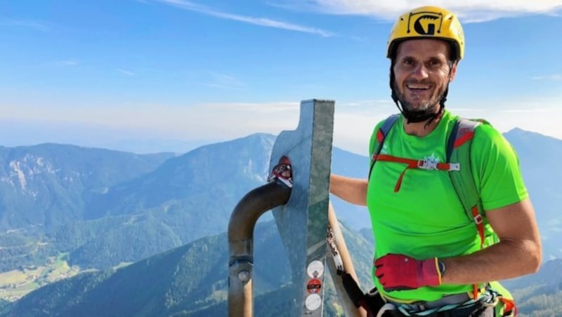 Geschafft. Leo Wirnsberger am Gipfel des Lärchenturms, den ein mannsgroßer Haken mit Karabiner ziert. (Bild: Wallner Hannes/Kronenzeitung)