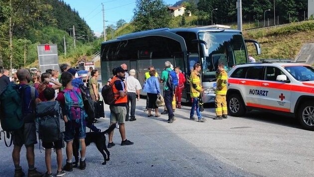 Die Passagiere wurden von der Sammelstelle mit einem Bus abgeholt. (Bild: Rotes Kreuz)