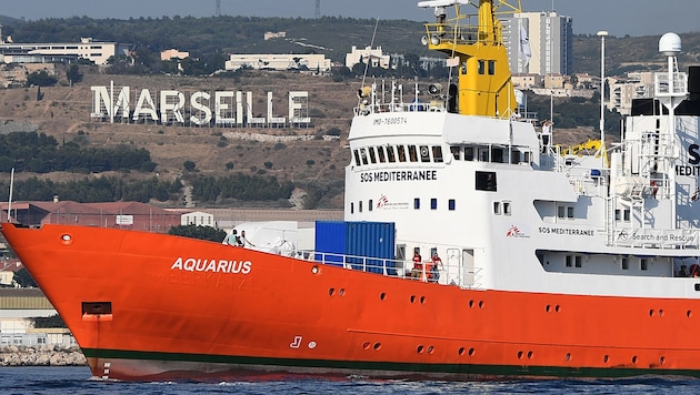Die Aquarius beim Auslaufen aus dem Hafen von Marseille (Bild: AFP)