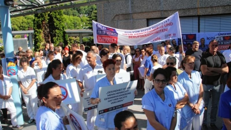 Protest vor dem UKH Graz (Bild: Jauschowetz Christian)