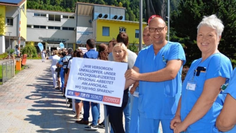 Proteste vor dem UKH Kalwang (Bild: Weeber Heinz)