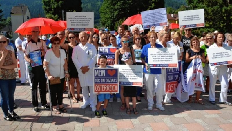 Proteste vor dem UKH Kalwang (Bild: Weeber Heinz)