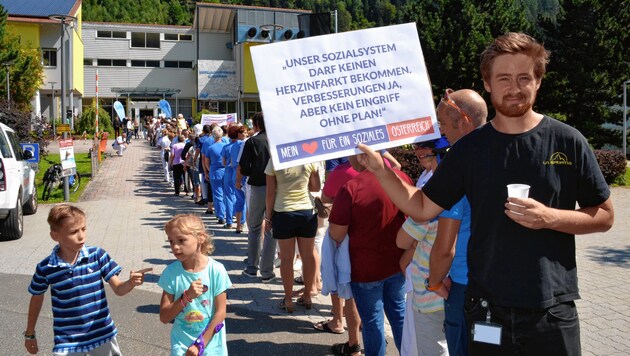 Proteste vor dem UKH Kalwang (Bild: Weeber Heinz)