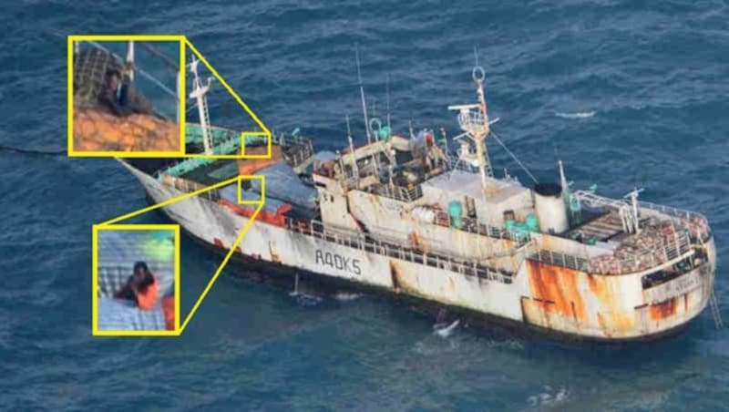 Piraten hielten 2013 auf der FV Naham 3 insgesamt 28 Geiseln fest. Die Wachen (im Bild vergrößert) zielen mit ihren Waffen auf einen Aufklärungshubschrauber der EU Naval Force. (Bild: AFP)