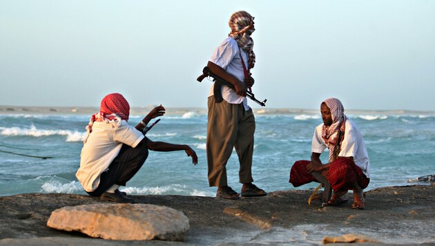 Piraten halten 2010 an der somalischen Küste Wache. (Bild: AFP)