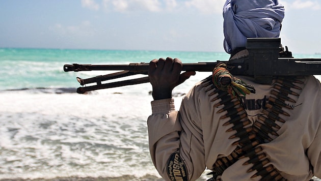 A heavily armed pirate on the African coast (symbolic image) (Bild: AFP)