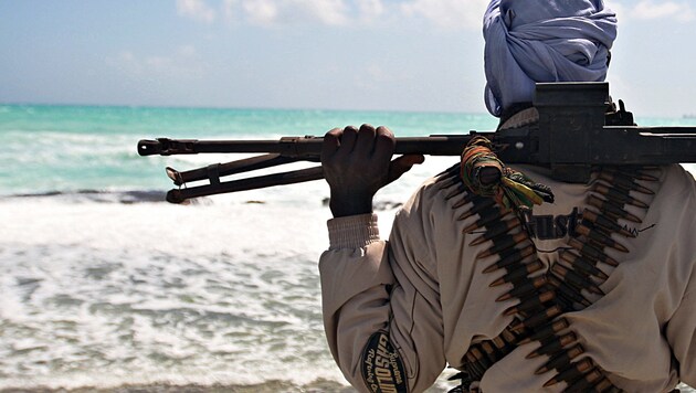 Ein schwer bewaffneter Pirat an der somalischen Küste - nun tauchen immer öfter auch in der Karibik Seeräuber auf (Bild: AFP)