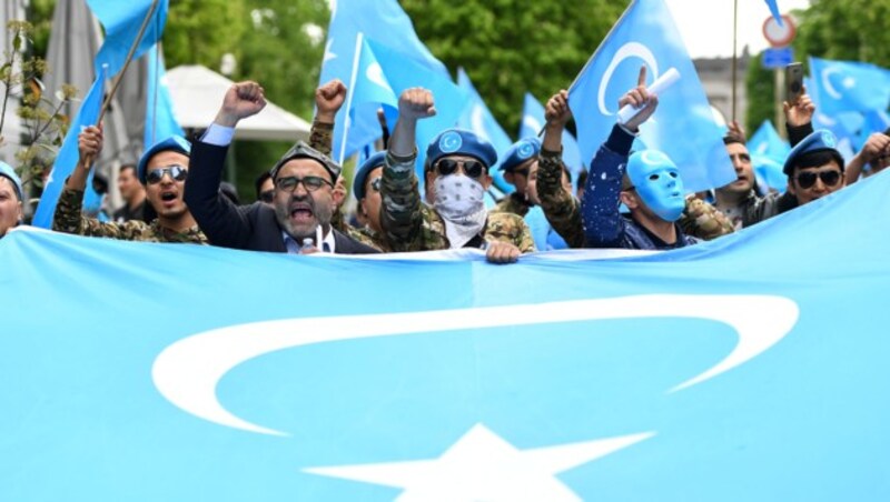 In Brüssel kam es zu Protesten von Uiguren gegen die Umerziehungslager in China. Die Muslime fordern von der EU ein Einschreiten. (Bild: AFP)