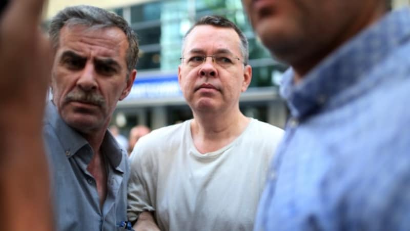 US-Pastor Andrew Brunson (Mitte) wurde im Juli in den Hausarrest entlassen. (Bild: AP)