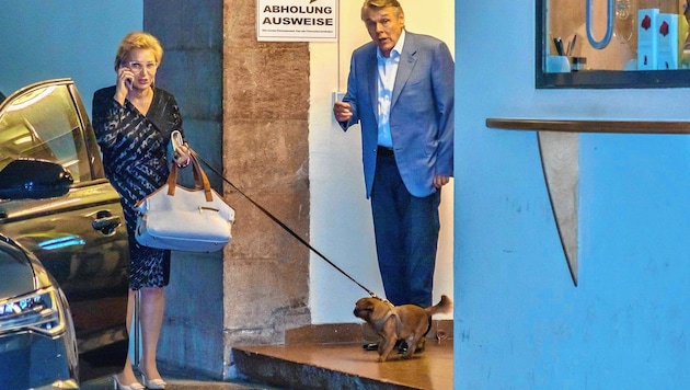 Jansons im Glück - Ehefrau Irina kam nach der „Pique Dame“-Vorstellung mit Hund Miki. (Bild: Starpix / A. Tuma / SPY)