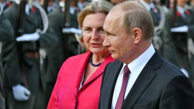 Kneissl und Putin im Juni in Wien (Bild: APA/AFP/JOE KLAMAR)