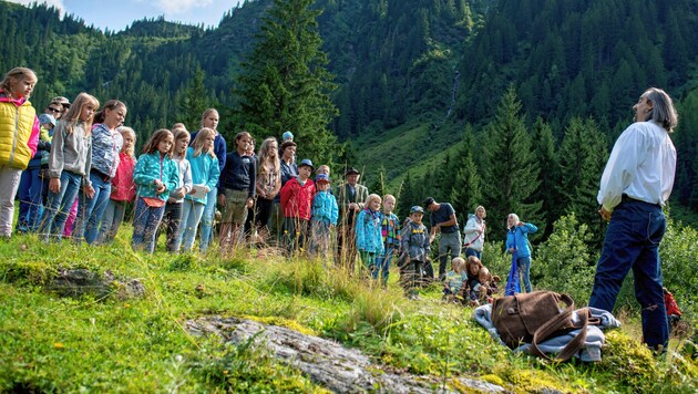 Die prächtigen Naturschauplätze um den Grimming und im Donnersbachtal werden für vier Tag zur Freiluftbühne für fantastische Erzählungen, wie beispielsweise hier bei einer „Geschichtenwanderung“. (Bild: Christoph Zeiselberger)