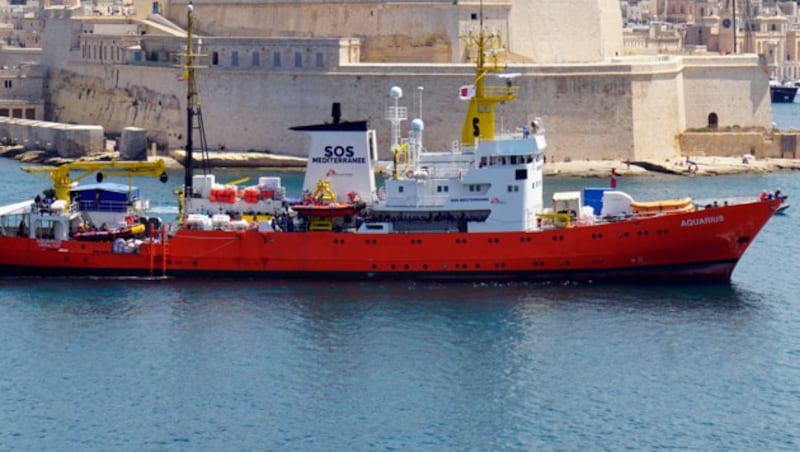 Die Aquarius fährt in den Hafen der maltesischen Hauptstadt Valletta ein. (Bild: ASSOCIATED PRESS)