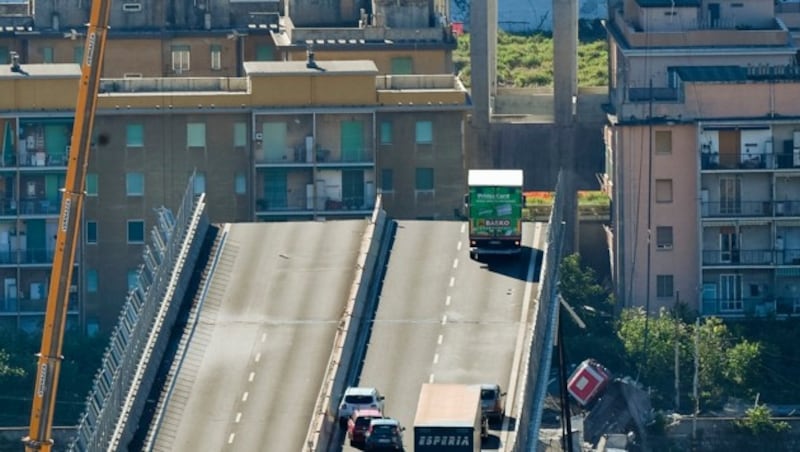 Der Lkw-Fahrer entkam dem sicheren Tod nur um wenige Meter. (Bild: ANSA)