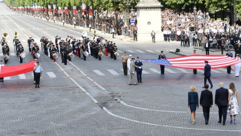 Für Ehrengast Donald Trump wurde bei der Parade auch die US-Flagge präsentiert. (Bild: AFP)